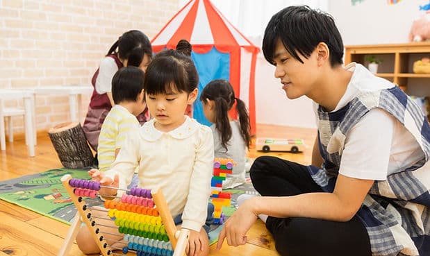 Child playing with blocks - CELTIS